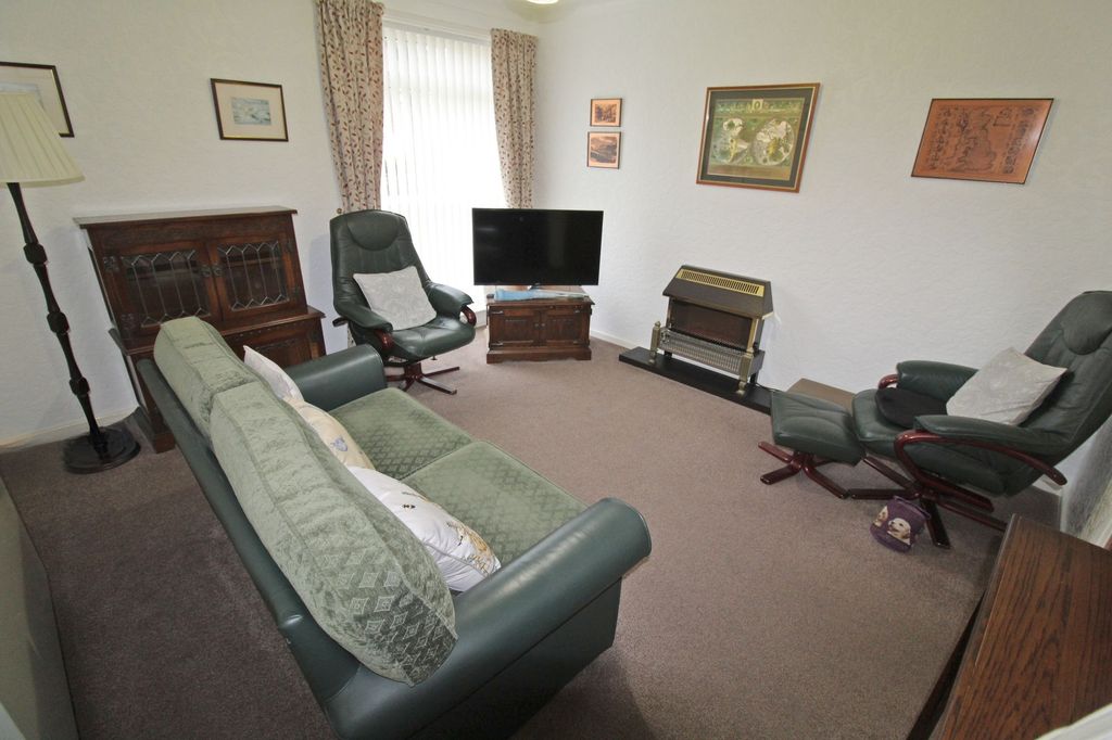 2 bed flat for saleBrookside, Dudley NE23 photo 4