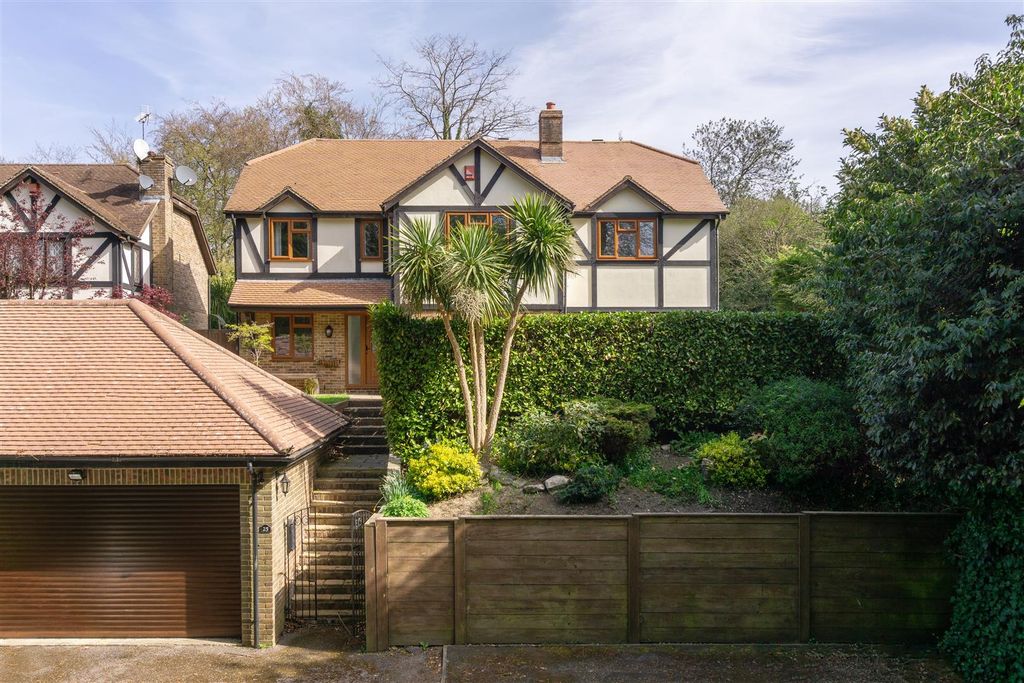 6 bed detached house for saleCrawley Lane, Crawley RH10
