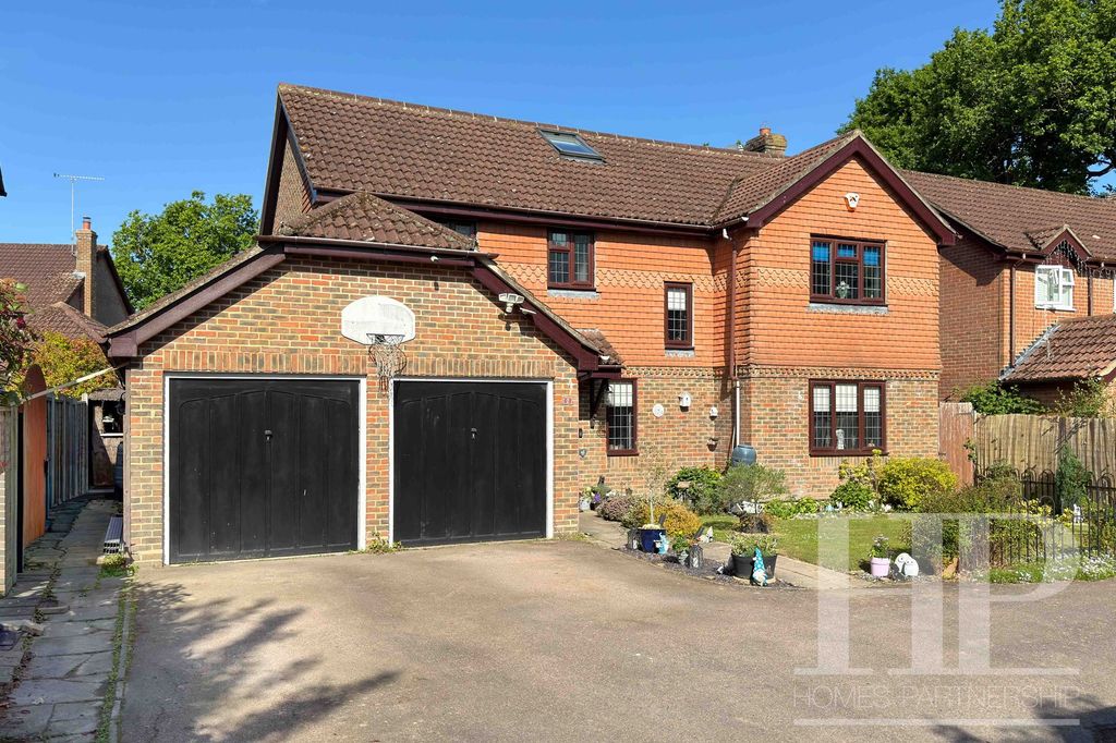 5 bed detached house for saleAthelstan Close, Worth RH10