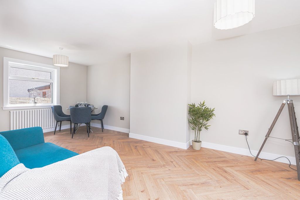 2 bed semi-detached house for saleNetherton Gardens, Kelty KY4 photo 4