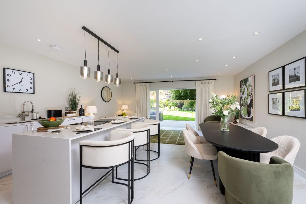 4 bed detached house for saleCranleigh GU6 photo 4