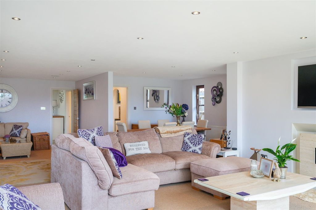 Additional image 4 of 4 bed detached house for saleWoodfield Hill, Chipstead CR5