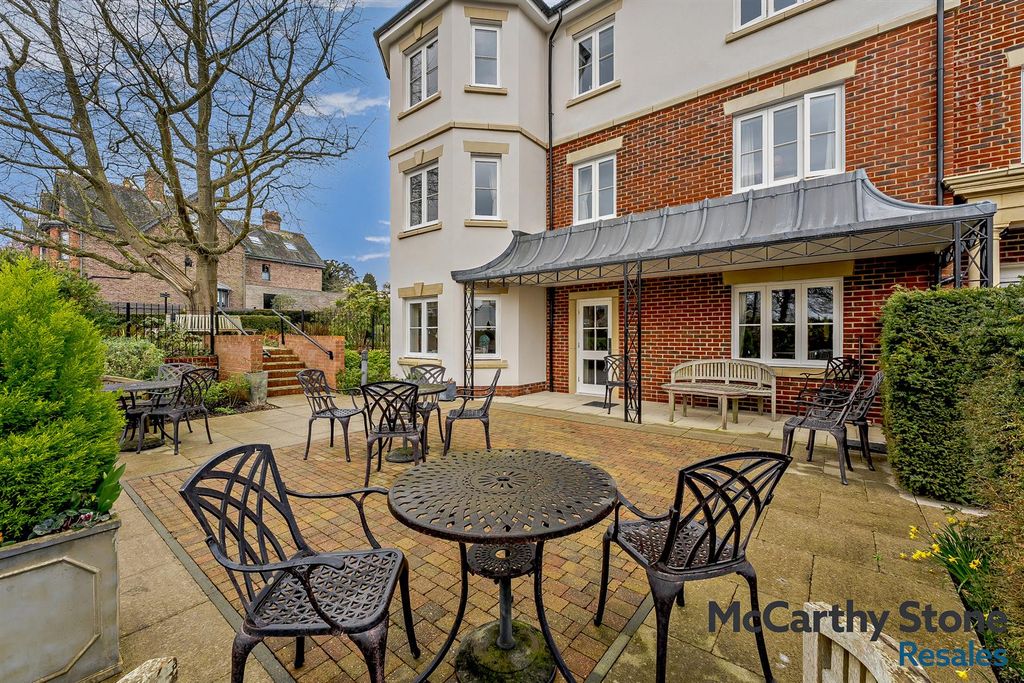 2 bed flat for saleHorsley Place, High Street, Cranbrook, Kent TN17