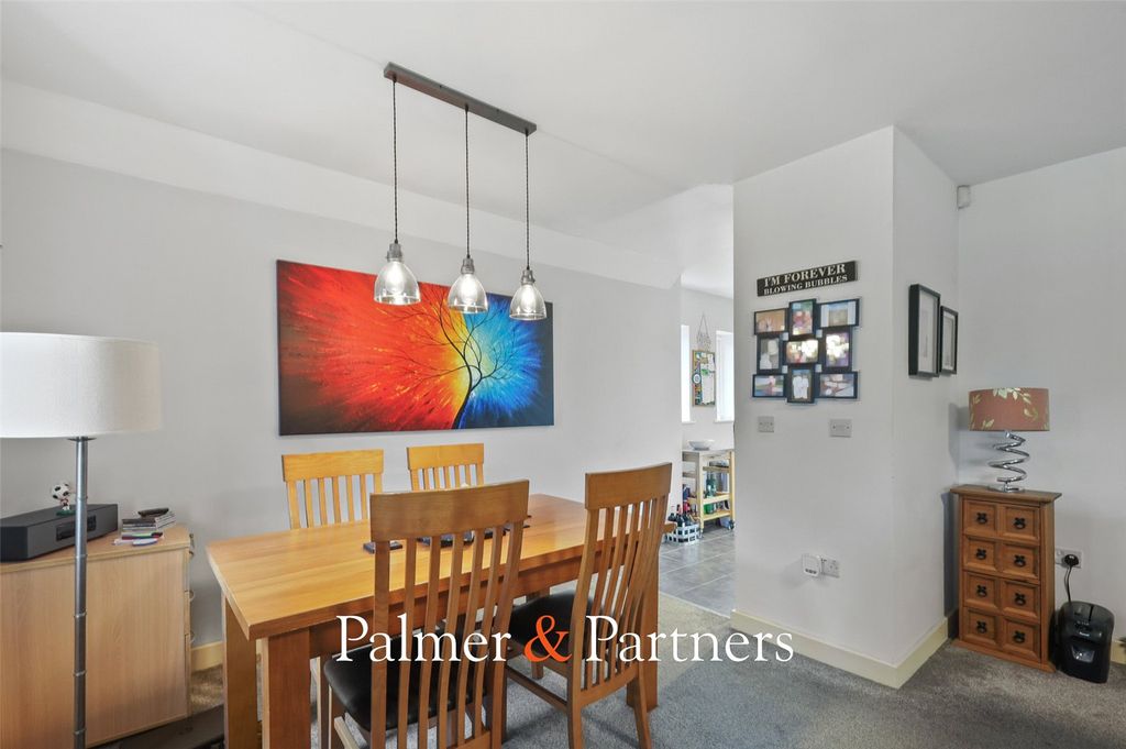 2 bed flat for saleLexden Road, Lexden, Colchester, Essex CO3 photo 4