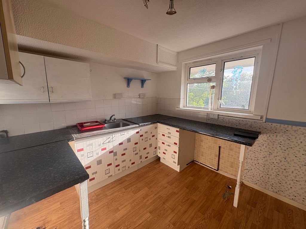 3 bed flat for saleTy'r Llwyn, Wrexham LL14 photo 5
