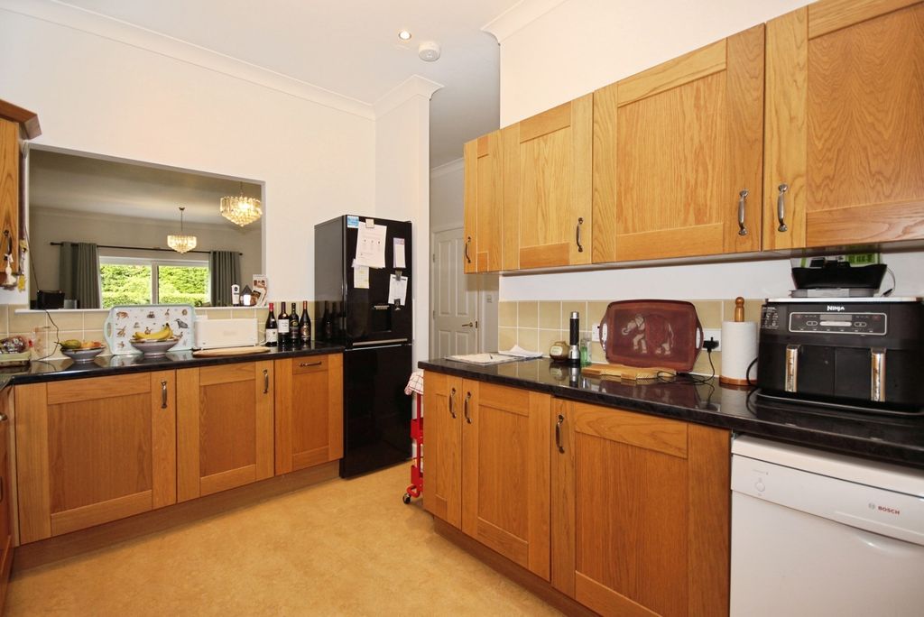 2 bed flat for saleStoneleigh Road, Bubbenhall, Coventry, Warwickshire CV8 photo 5