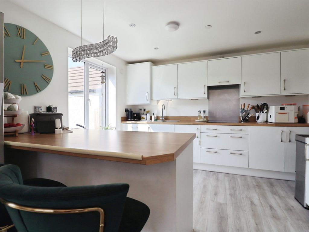 4 bed detached house for saleCae Ffynnon, Cowbridge CF71 photo 4