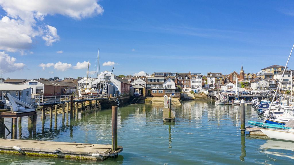 2 bed flat for saleWaterfront Apartment - Tides Reach, Cowes PO31 photo 5