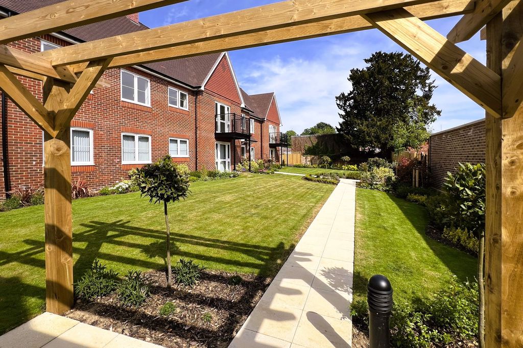 2 bed flat for saleVictoria Road, Manns Lodge GU6