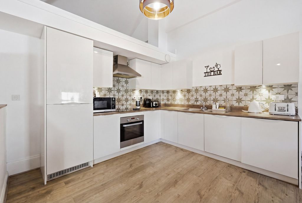 Additional image 4 of 2 bed flat for saleLondinium Road, Colchester CO2