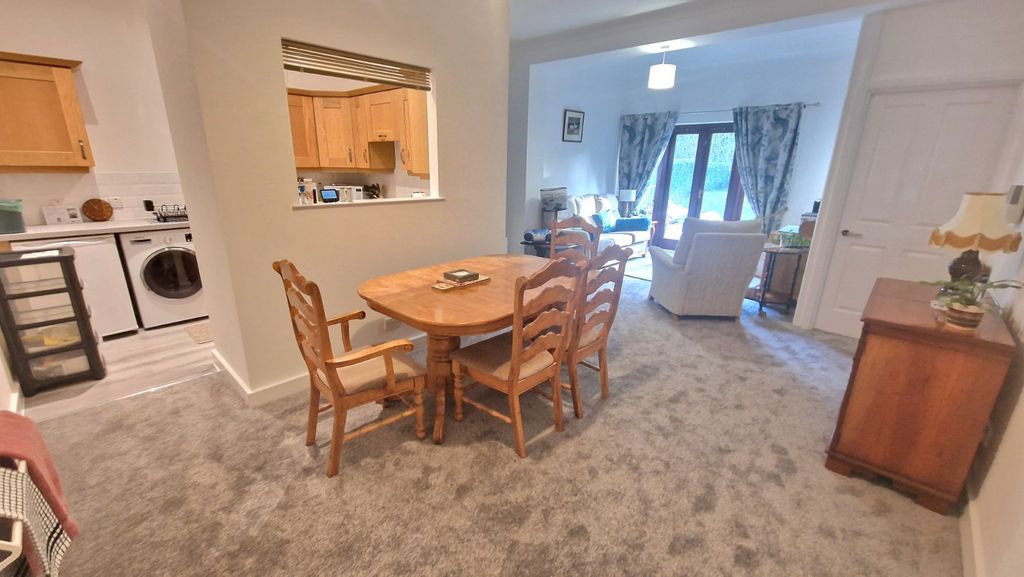 2 bed flat for saleStoneleigh Road, Bubbenhall, Coventry, Warwickshire CV8 photo 4