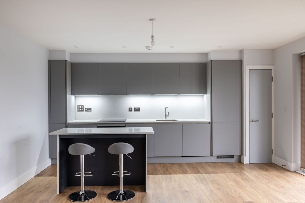 2 bed flat for saleCoulsdon Road, Cherry Blossom Court CR5 photo 3