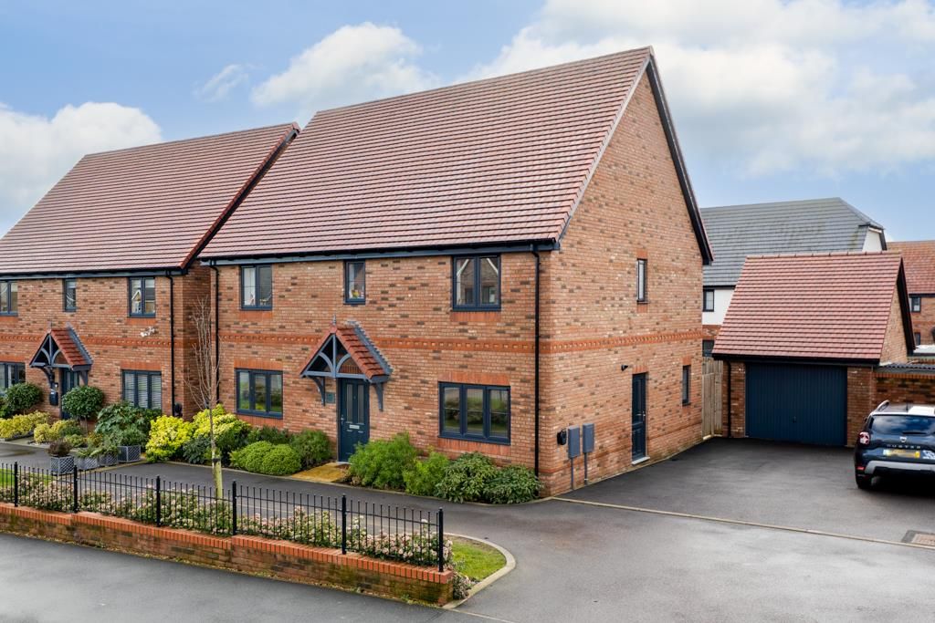 4 bed detached house for saleLondon Road, Priors Hall NN17