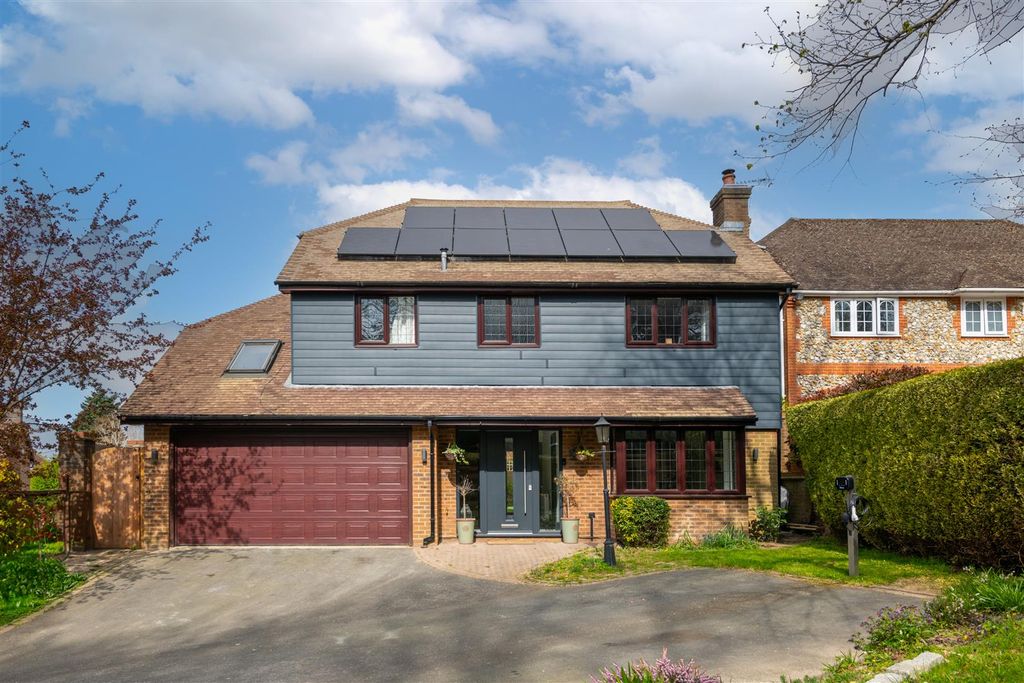 5 bed detached house for saleWeller Close, Maidenbower RH10