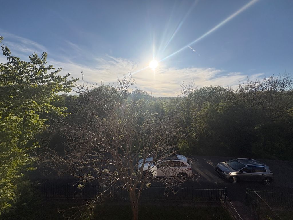 3 bed flat for saleTy'r Llwyn, Wrexham LL14 photo 4
