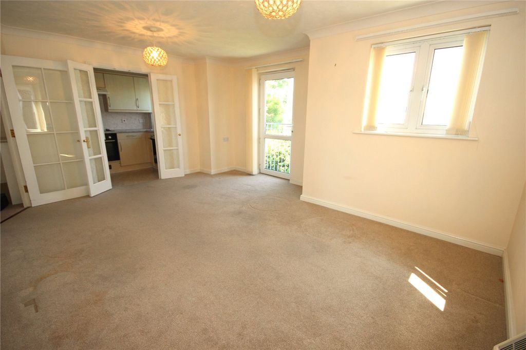 2 bed flat for saleHarbour Road, Seaton, Devon EX12 photo 2
