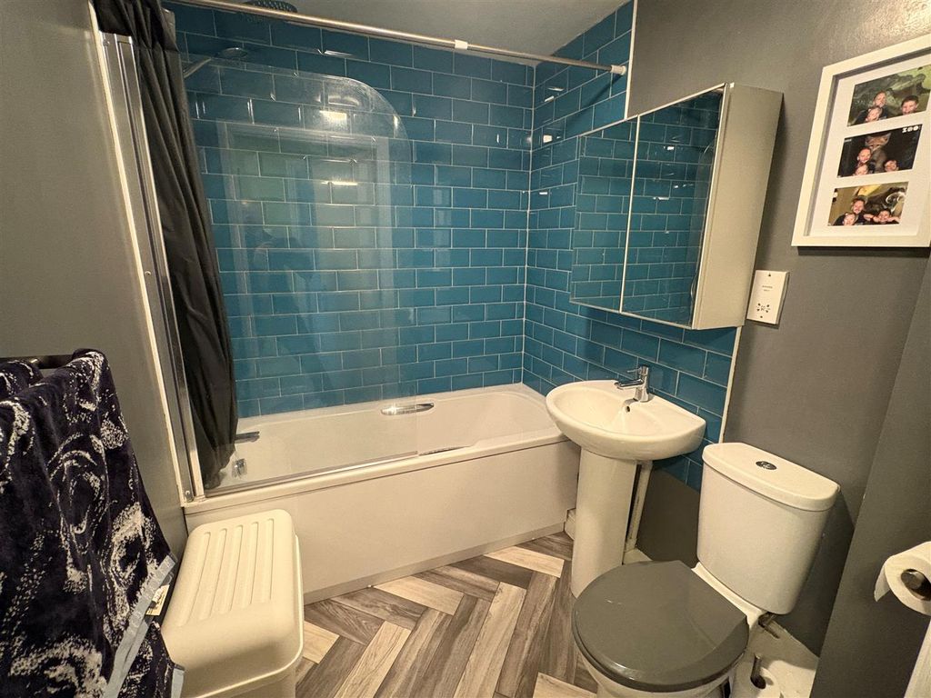2 bed flat for saleWaterfield Fold, Balme Road, Cleckheaton BD19 photo 5
