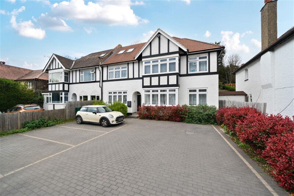 3 bed flat for saleBallen Court CR5