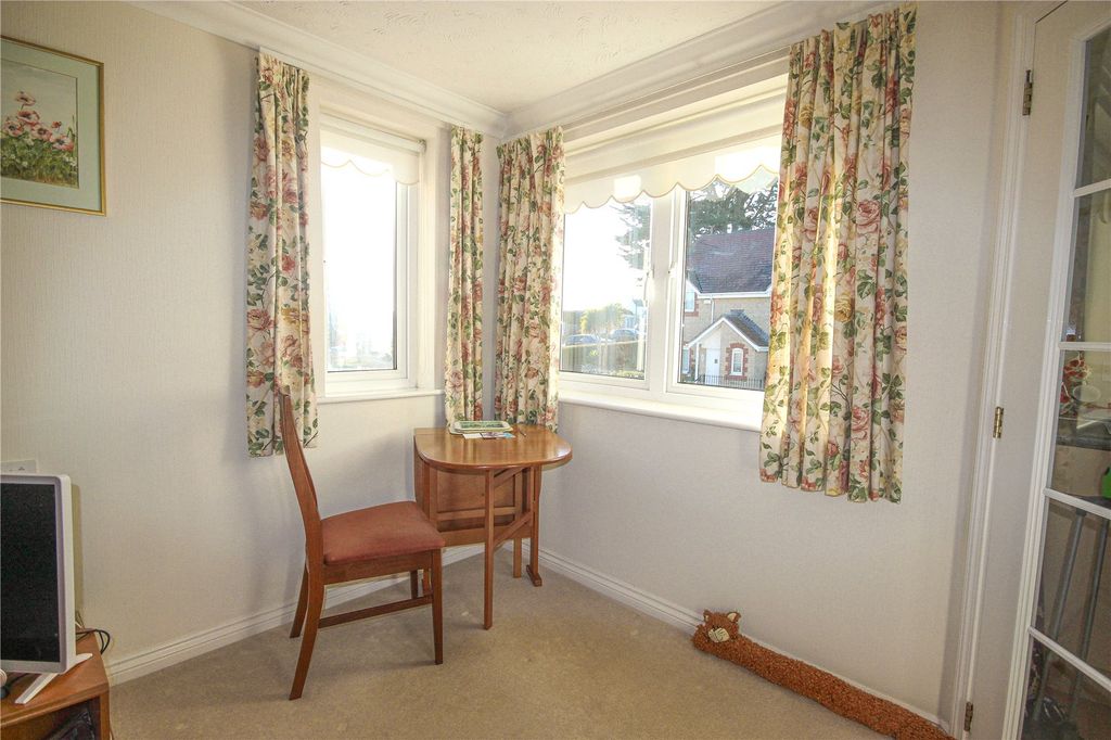 1 bed flat for saleThe Underfleet, Seaton, Devon EX12 photo 3