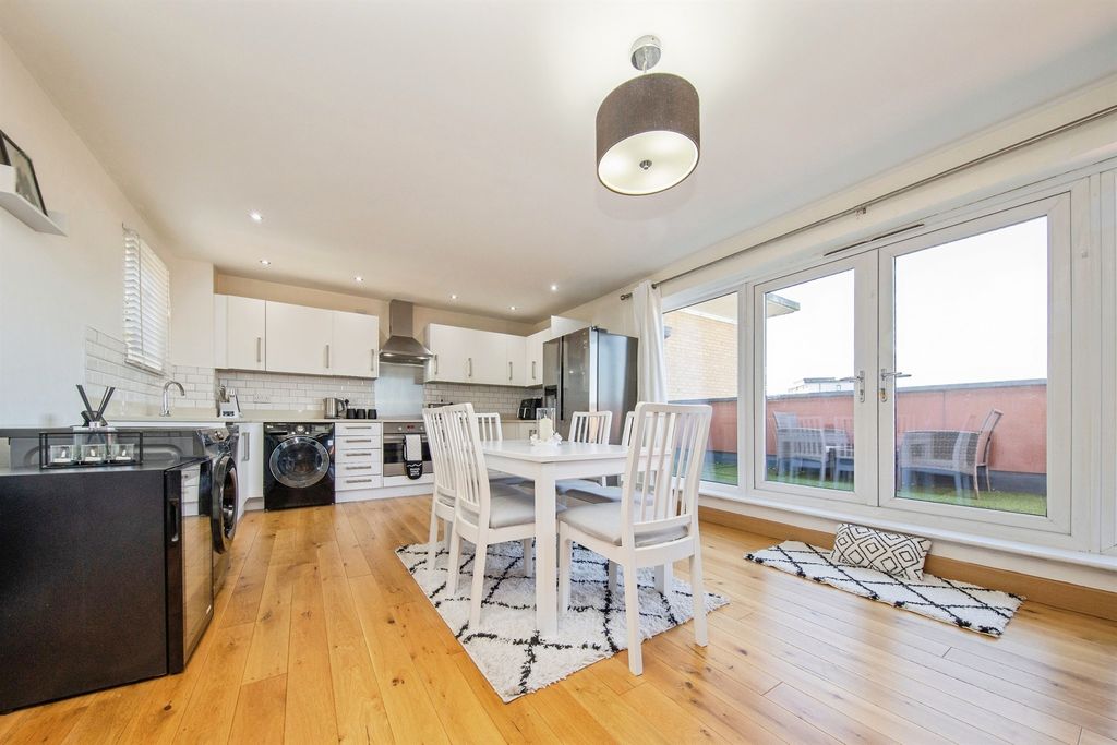 Additional image 6 of 3 bed penthouse for saleCaelum Drive, Colchester CO2