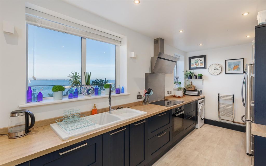 Additional image 7 of 3 bed flat for saleCowes, Isle Of Wight PO31