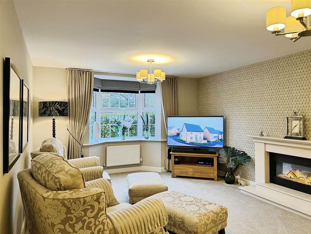 4 bed detached house for saleYew Crescent, Somerford CW12 photo 2