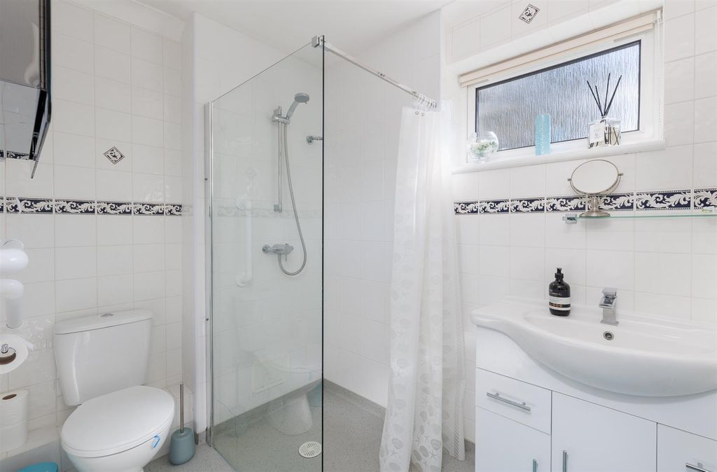 Additional image 11 of 2 bed flat for saleCowes, Isle Of Wight PO31