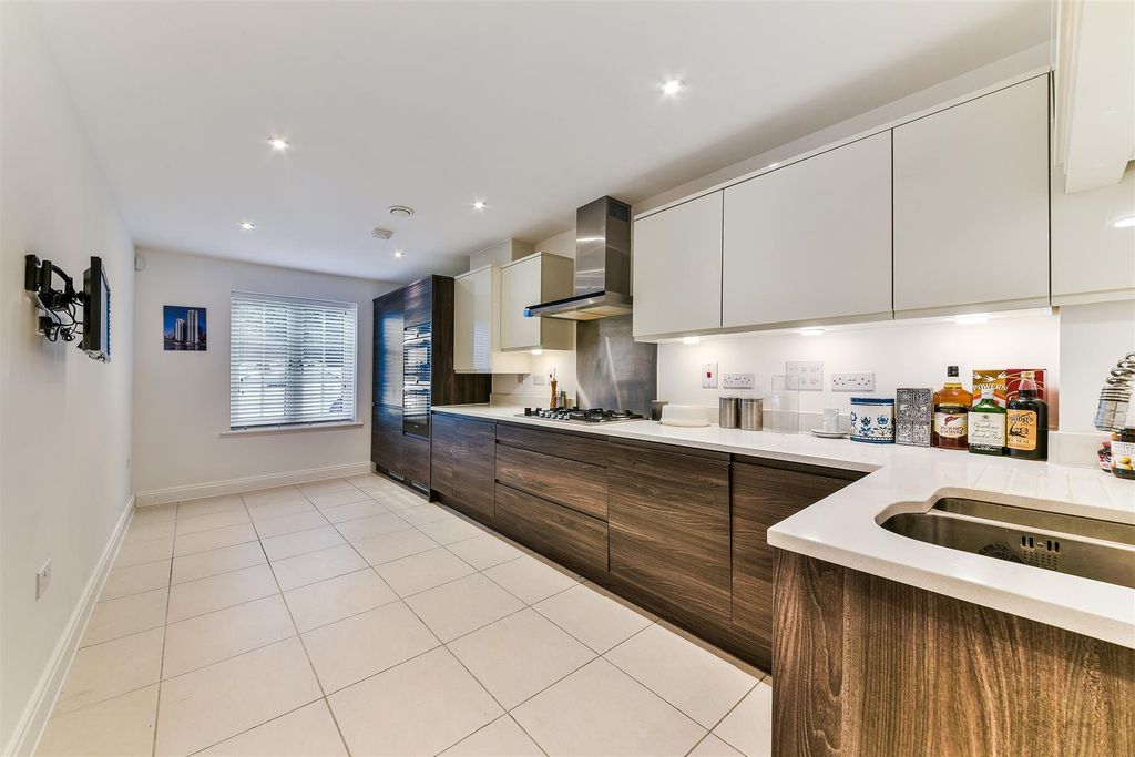 Additional image 2 of 2 bed flat for saleOutwood Lane, Chipstead CR5