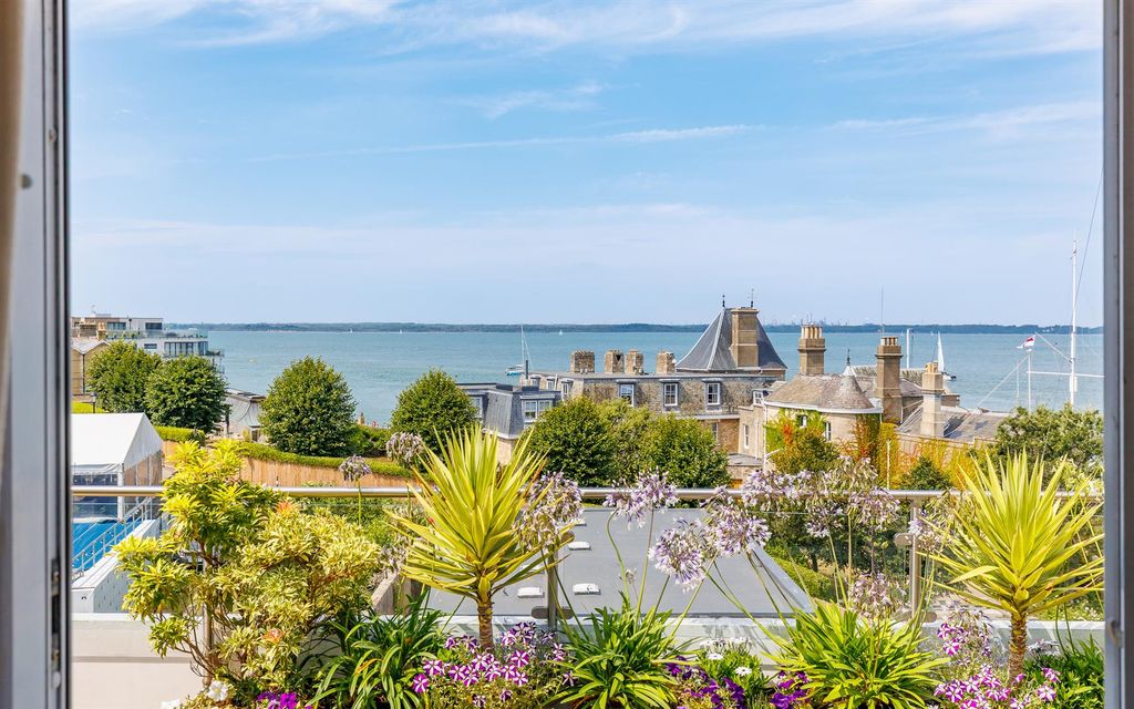 Additional image 3 of 3 bed flat for saleCowes, Isle Of Wight PO31
