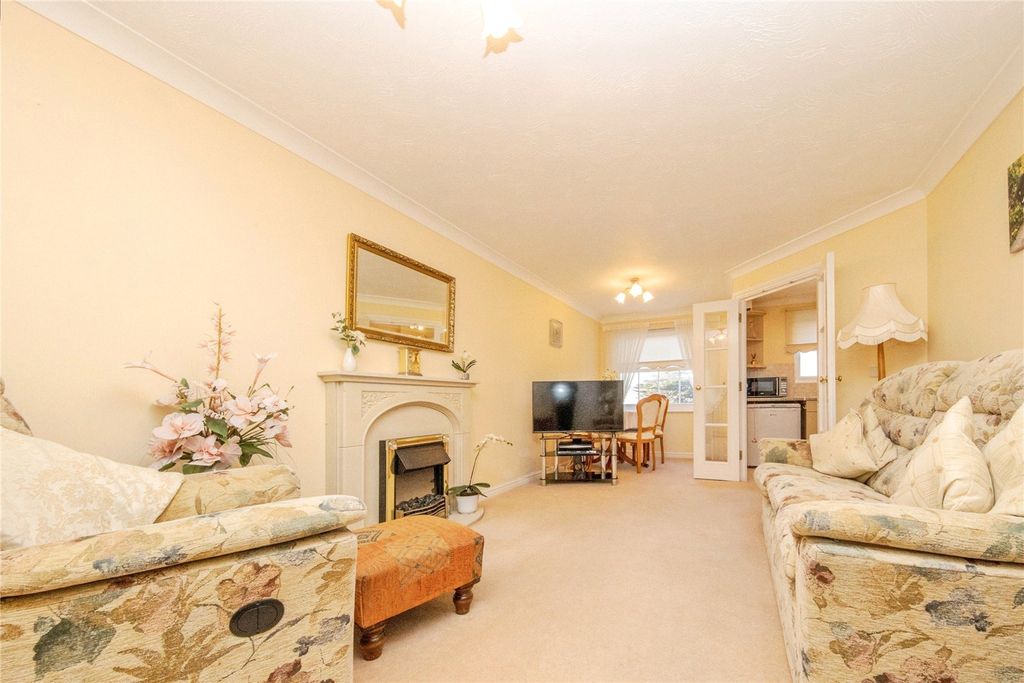2 bed flat for saleImperial Court, Clacton-On-Sea CO15