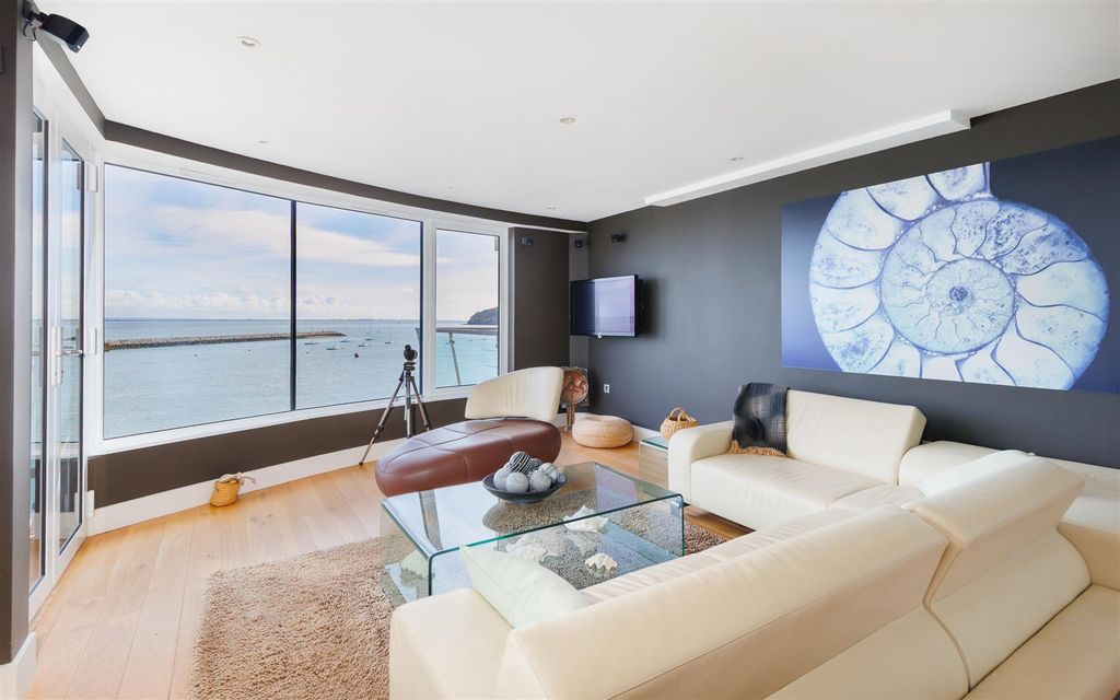 Additional image 6 of 3 bed flat for saleCowes, Isle Of Wight PO31