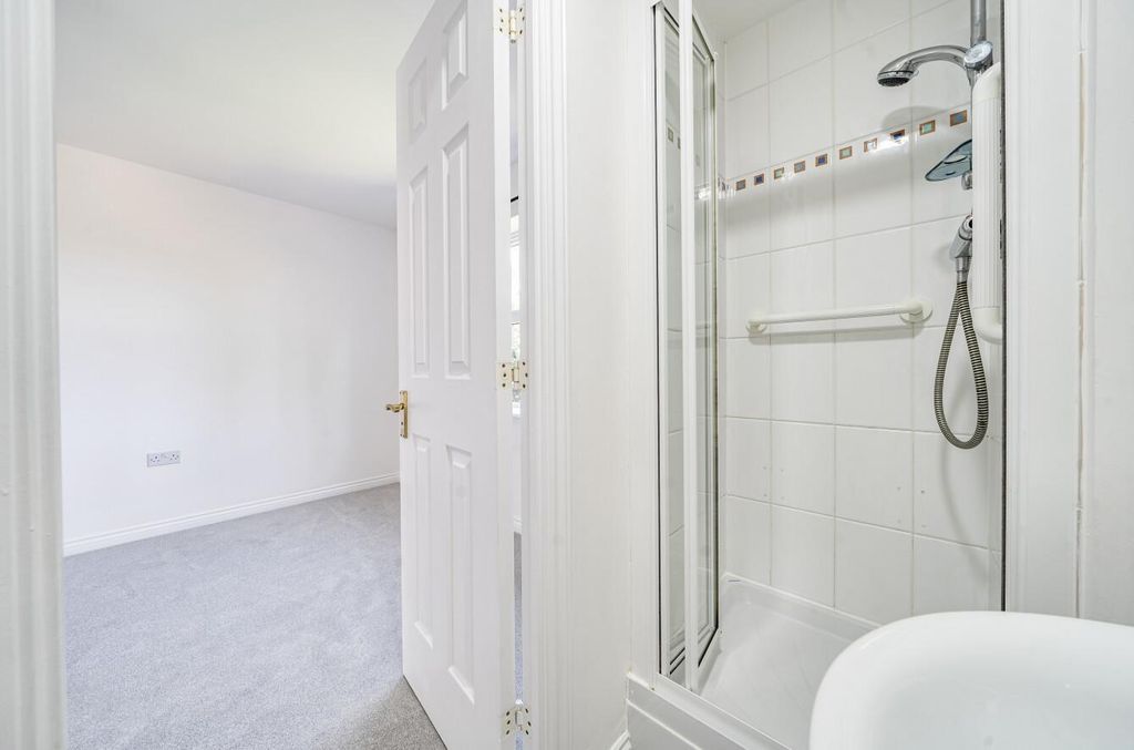 3 bed flat for salePopham Close, Tiverton, Devon EX16 photo 3