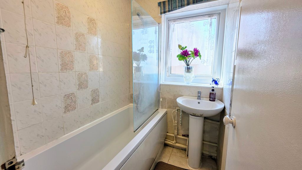 Additional image 21 of 3 bed flat for saleBradwell Avenue, Dagenham RM10