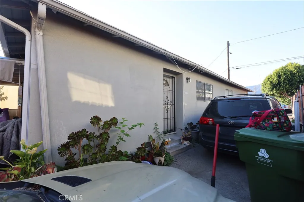 7724 Yates St, Tujunga, CA 91042 photo 2
