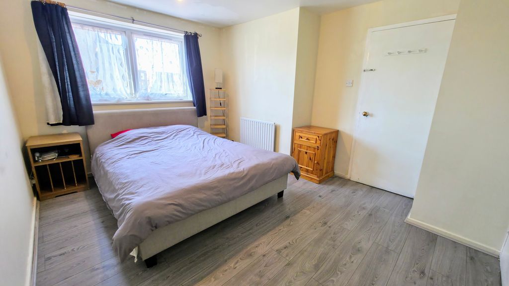 Additional image 14 of 3 bed flat for saleBradwell Avenue, Dagenham RM10
