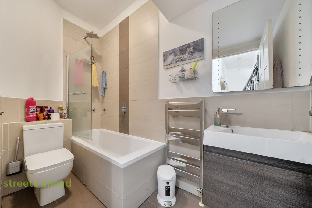 2 bed flat for saleBarclay Road, Croydon CR0 photo 5