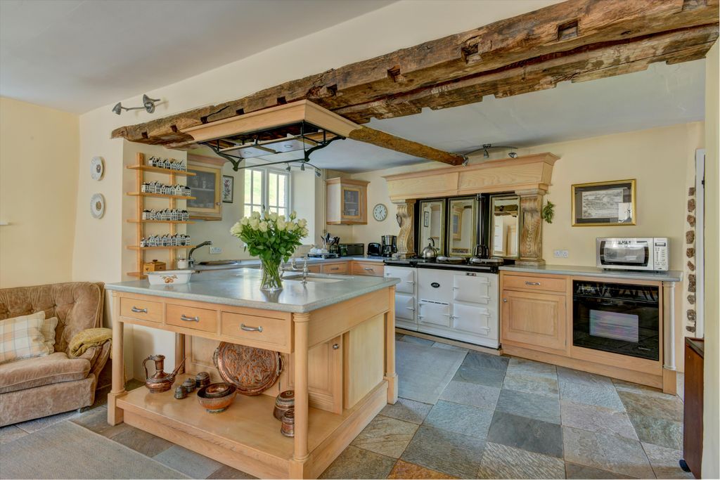 6 bed detached house for saleCullompton, Devon EX15. photo 3