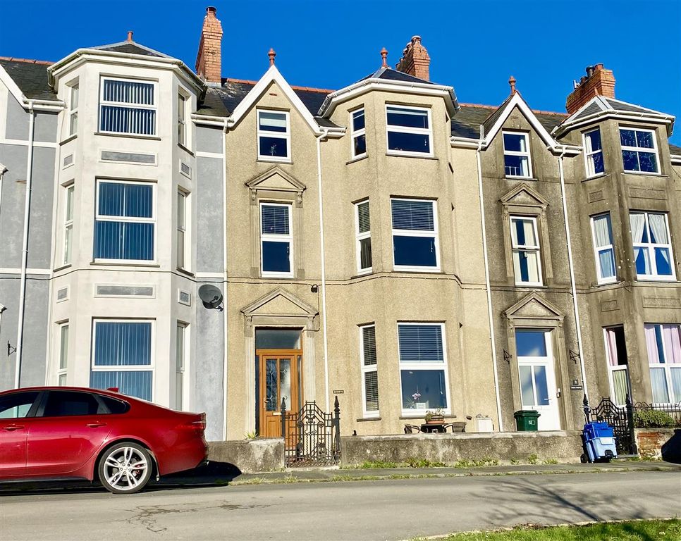 8 bed town house for saleY Maes, Criccieth LL52