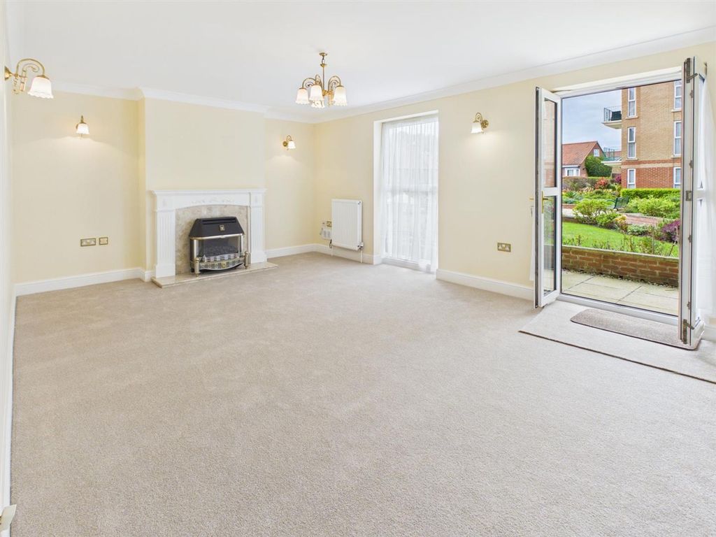 2 bed flat for saleColne Road, Cromer NR27 photo 3