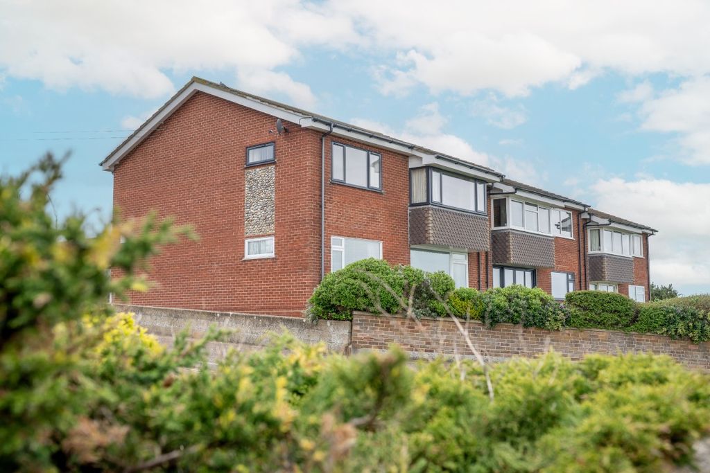 2 bed flat for saleCromer, Norfolk NR27 photo 2