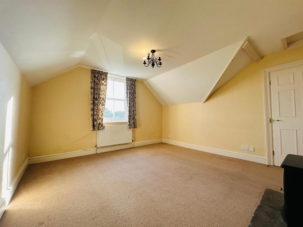 2 bed flat for saleLower Town, Halberton EX16 photo 4