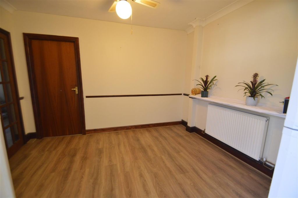 Additional image 8 of 4 bed semi-detached house for saleHunters Hall Road, Dagenham RM10