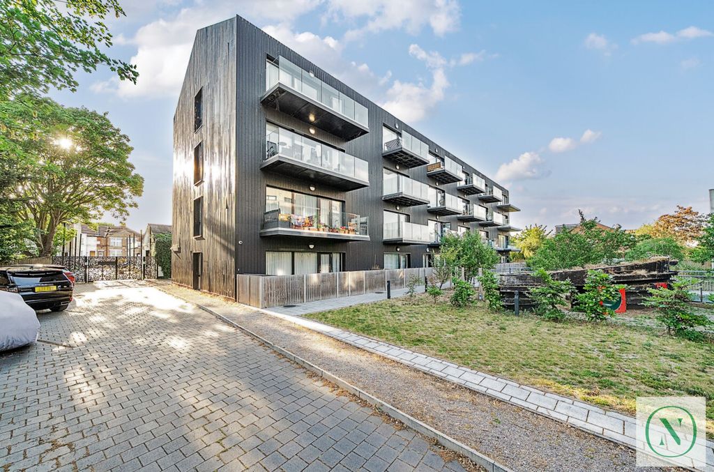 3 bed flat for saleBell Foundry Close, Croydon CR0 photo 2