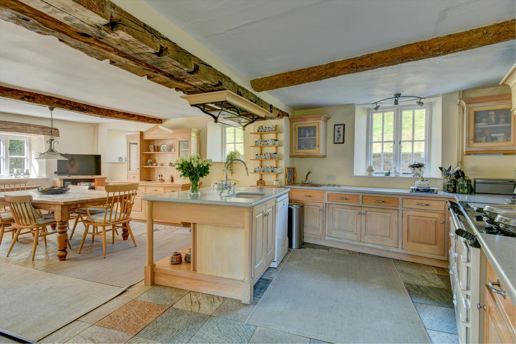 6 bed detached house for saleCullompton, Devon EX15. photo 5