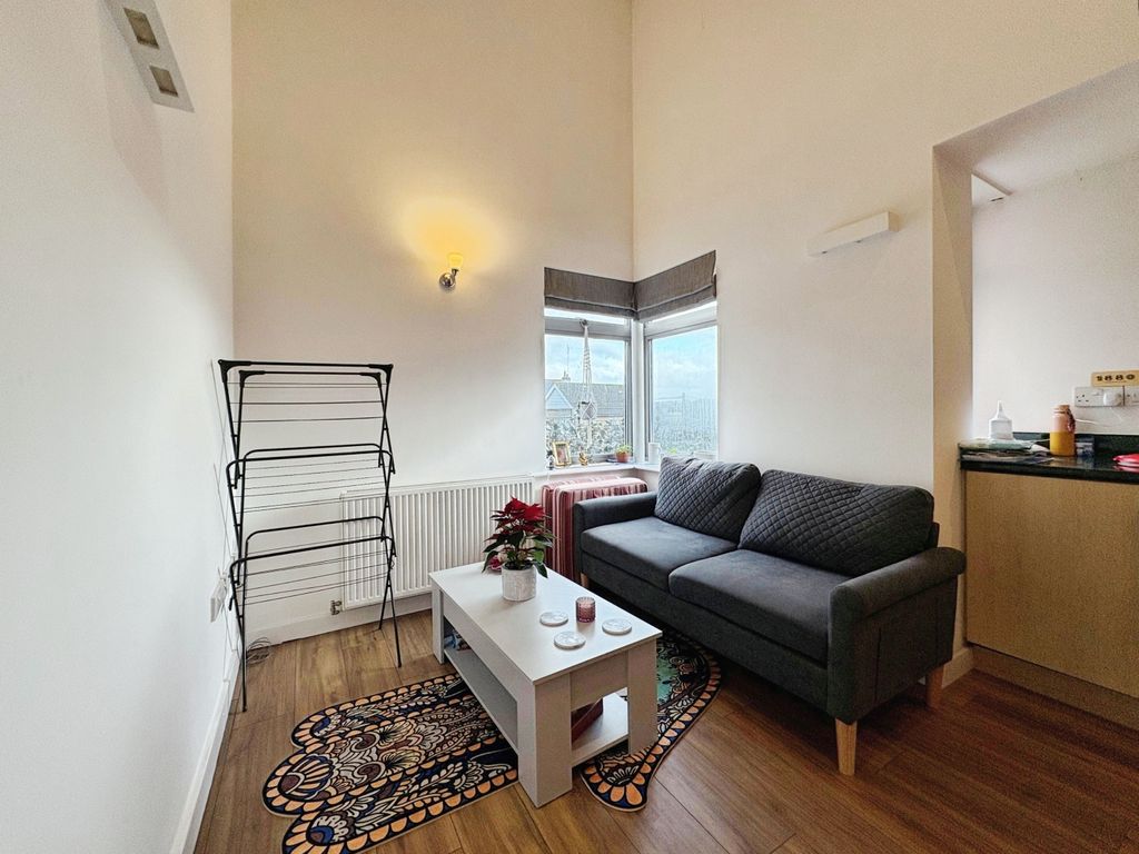 2 bed flat for salePreston Road, Yeovil BA20 photo 4