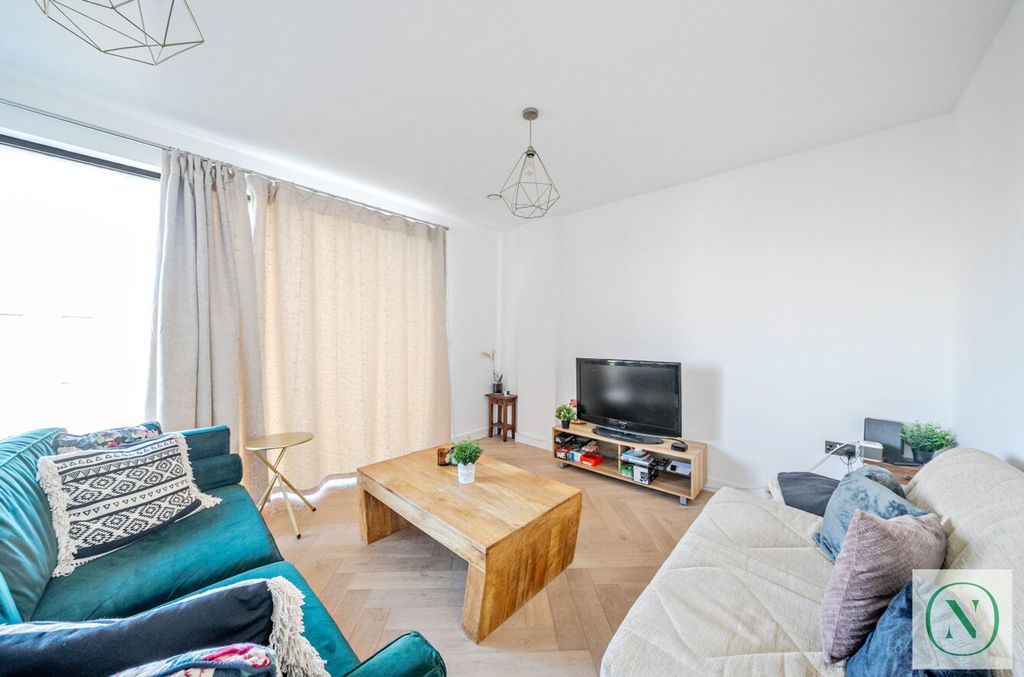 3 bed flat for saleBell Foundry Close, Croydon CR0 photo 4