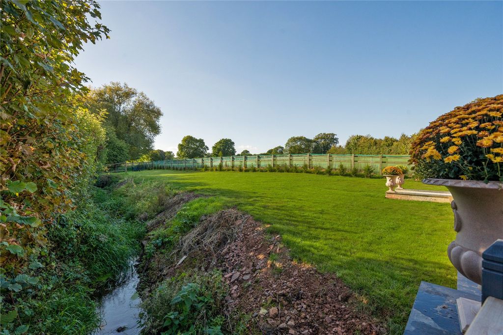 5 bed detached house for saleCullompton, Devon EX15 photo 4