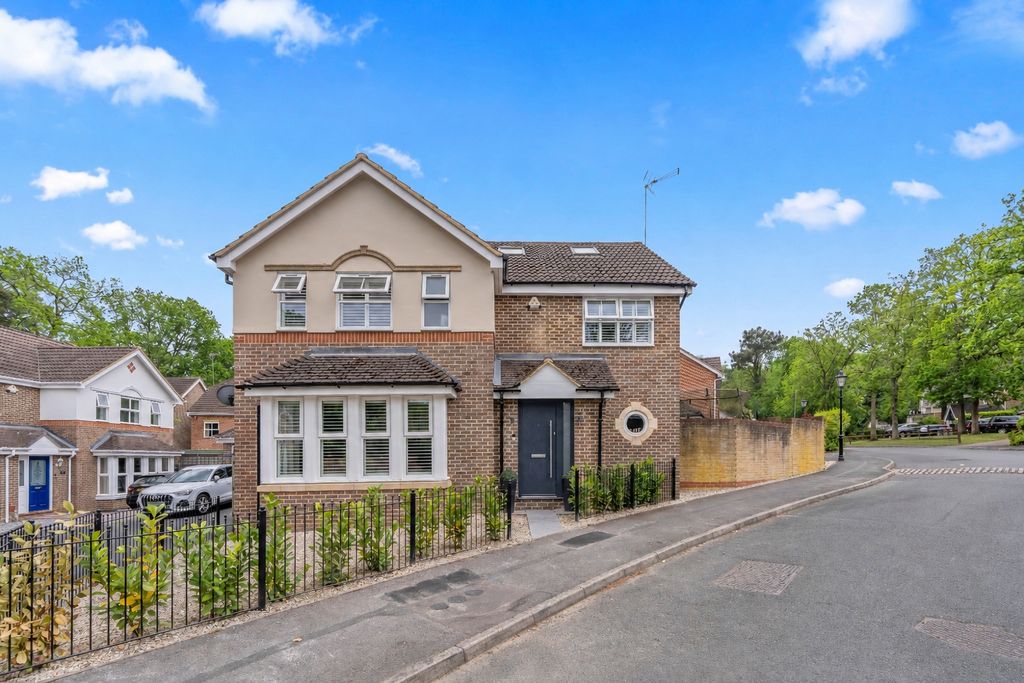 6 bed detached house for saleRoyal Oak Drive, Crowthorne, Berkshire RG45