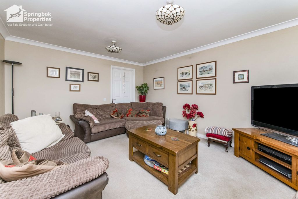 4 bed detached house for saleLinnet Dene, Cullompton, Devon EX15 photo 2