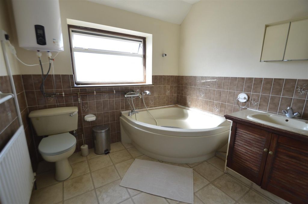 Additional image 7 of 4 bed semi-detached house for saleHunters Hall Road, Dagenham RM10